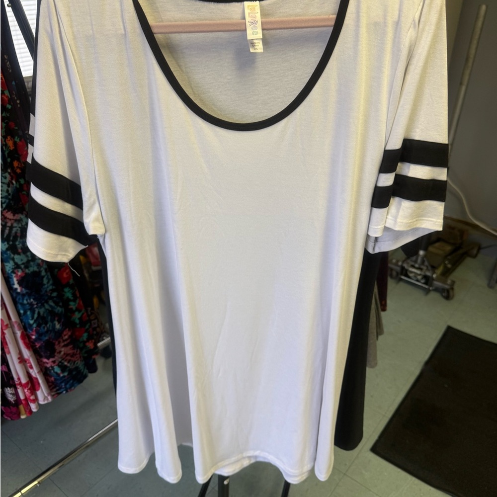 LuLaRoe 2XL Perfect T White Top with Black Striped Sleeves